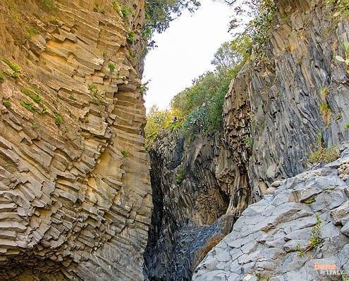 Visit of the Alcantara gorges during your single vacation in Sicily