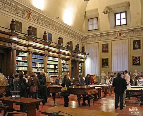 Historische Stadtbibliothek im weißen Palazzo Nuovo auf der Piazza Vecchia, Città Alta Bergamo • m24o Historische Stadtbibliothek im weißen Palazzo Nuovo auf der Piazza Vecchia, Città Alta Bergamo