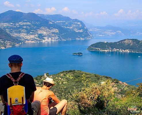 Panoramablick auf den Iseosee in der Lombardei • m24o Panoramablick auf den Iseosee in der Lombardei, Italien