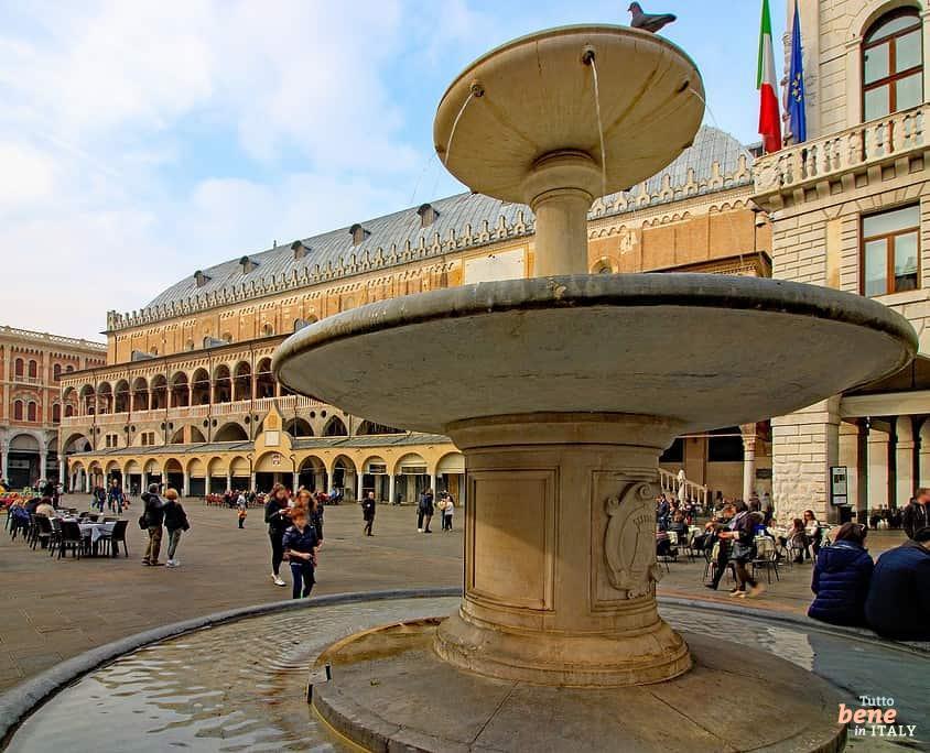 Padova Piazza delle Erbe und Piazza delle Frutta with fountain in front of the Palazzo della Ragione • m24o Padova Piazza delle Erbe und Piazza delle Frutta with fountain in front of the Palazzo della Ragione