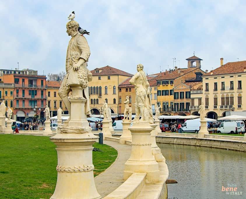 Prato della Valle in Padua mit Statuen berühmter Persönlichkeiten Venetiens