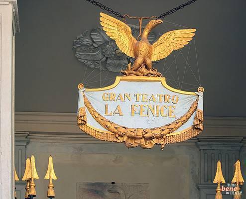 Teatro La Fenice Venedig – Das goldene Emblem des Phönix • m24o Das prächtige goldene Phönix-Emblem über dem Eingang des Teatro La Fenice in Venedig, ein Symbol für die glanzvolle Wiedergeburt des Opernhauses.