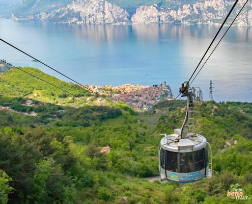 Der Monte Baldo über dem Gardasee