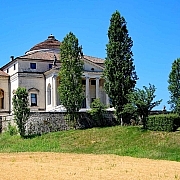 Villa La Rotonda Vicenza Andrea Palladio Veneto • m24o Die Villa La Rotonda von Andrea Palladio in Vicenza, ein ikonisches Beispiel für symmetrische Renaissance-Architektur.