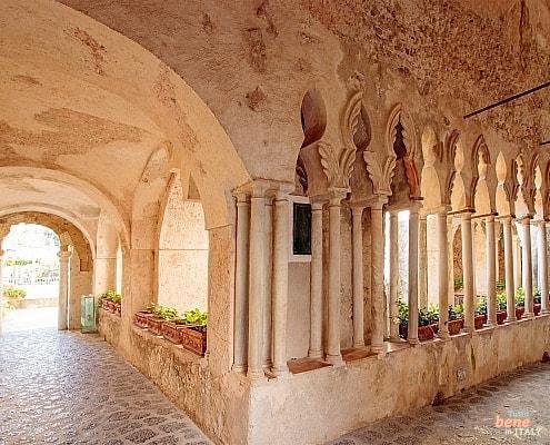 Kreuzgang Villa Rufolo – Maurisches Erbe in Ravello • m24o Der berühmte maurische Kreuzgang der Villa Rufolo in Ravello mit seinen filigranen Arkaden und historischer Architektur.