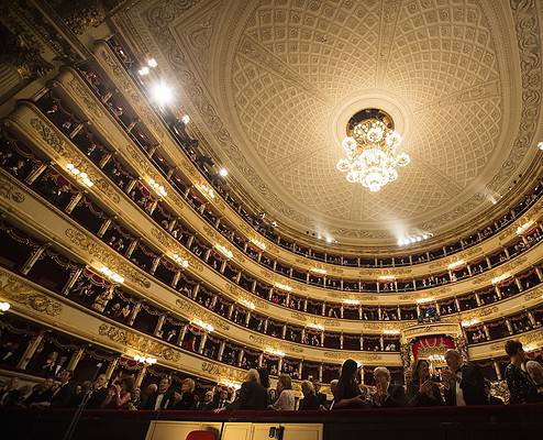 Panorama-Blick auf den prachtvollen, goldenen Zuschauerraum des Teatro alla Scala in Mailand mit seinen sechs Rängen und Logen; Foto © Brescia-Amisano.