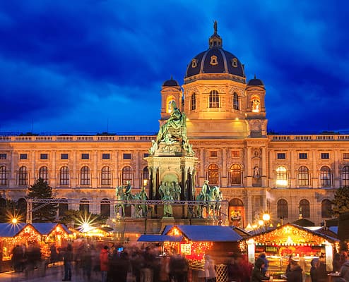 Festliche Stadtansicht: Weihnachtsdorf auf dem Maria-Theresien-Platz, Wien