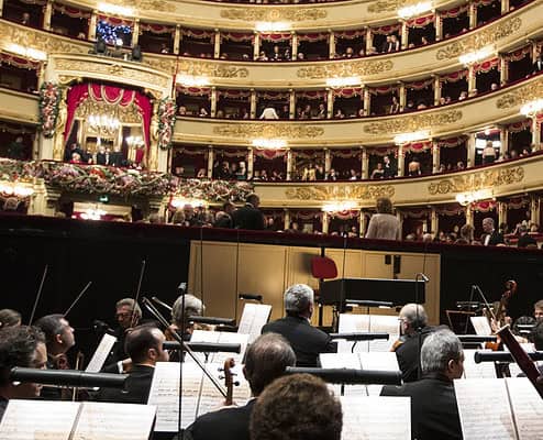 Das renommierte Orchester des Teatro alla Scala in Mailand bei einem Konzert auf der Bühne; Foto © Brescia-Amisano.