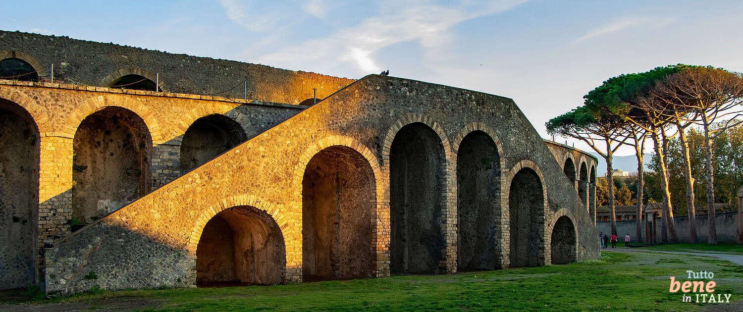 Amphitheater von Pompeji Das älteste noch erhaltene römische Amphitheater in der antiken römischen Stadt, das durch den Ausbruch des Vesuvs verschüttet wurde