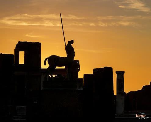 Silhouette der Zentaurenstatue von Igor Mitoraj im Jahr 1994 auf dem Forum der antiken Stadt Pompeji in Italien