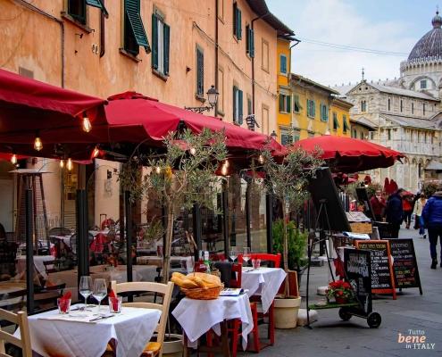 Charming outdoor restaurant in historic Italian city • m24o Street Life in Pisa