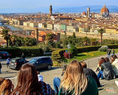 See Florence and fall in love When the flow of day visitors and tour groups runs dry, the right atmosphere for a quiet stroll through Florence begins.