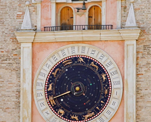 Astronomische Uhr am Torre Civica in Macerata • m24o Detailaufnahme der astronomischen Uhr am Torre Civica in Macerata mit den goldenen Planetenkreisen und den Figuren der Heiligen Drei Könige über dem Zifferblatt.