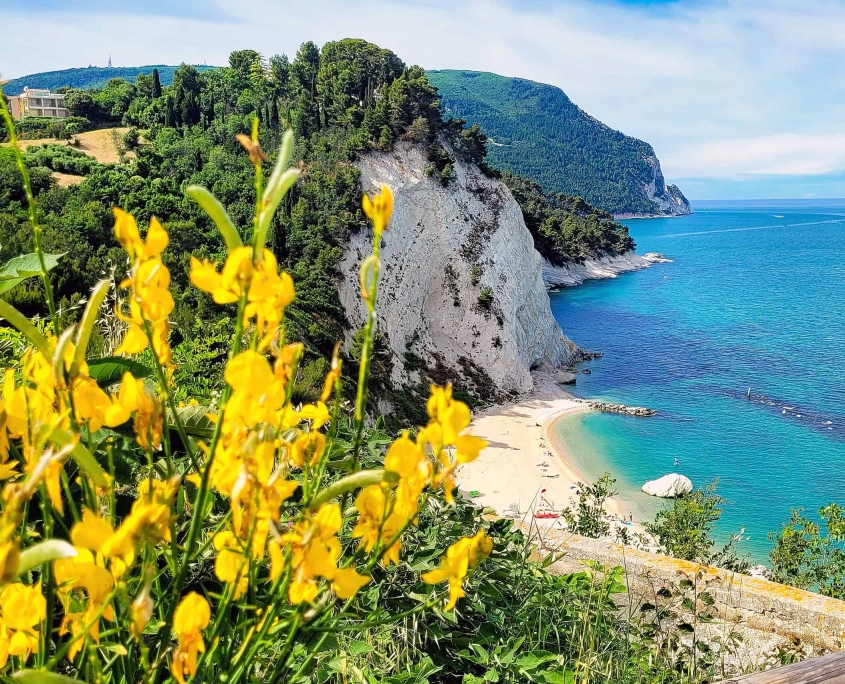 Die weißen Steilklippen der Conero-Riviera<br/> • m24o Detailansicht der weißen Kalksteinfelsen des Monte Conero mit Blick auf versteckte Buchten und die blaue Adria.<br/>