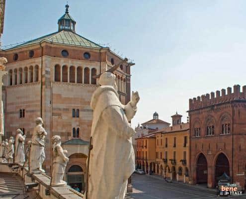 Cremona • m24o Blick auf die Statue des Märtyrers Petrus mit einer Axt im Schädel in der Kathedrale von Cremona