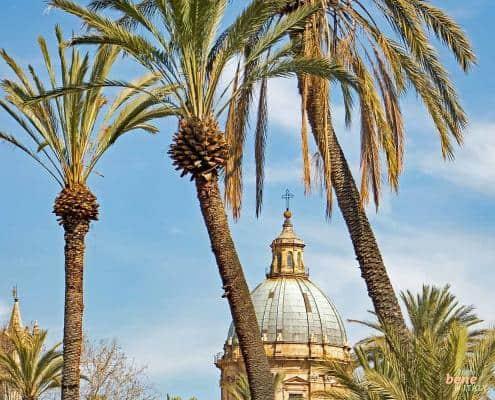 Der Dom zu Palermo ist von byzantinisch-arabisch-normannischen Einflüssen geprägt und liegt in der Nähe des Normannenpalasts in der historischen Altstadt.