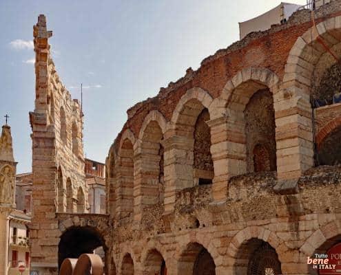 Arena di Verona Opera Festival Veranstaltungsort • m24o Die Außenfassade der Arena di Verona an der Piazza Brà bei Tag.
