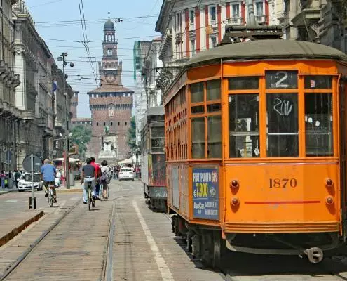 Historische Straßenbahn am Castello Sforzesco in Mailand