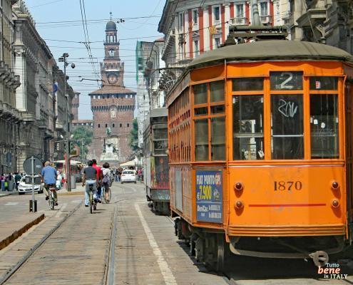 Historische Tram am Castello Sforzesco in Mailand • m24o Eine historische Straßenbahn in der Via Dante im Zentrum von Mailand und im Hintergrund das Castello Sforzesco, das Mailänder Schloss.