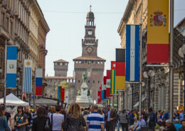 Menschen spazieren die Via Dante im historischen Zentrum Mailands entlang in Richtung Castello Sforzesco.