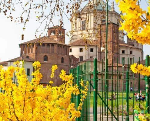 Mailand Park der Basiliken • m24o Park der Basiliken (Parco delle Basiliche) mit Basilika San Lorenzo, Kirche aus dem 4. Jahrhundert.