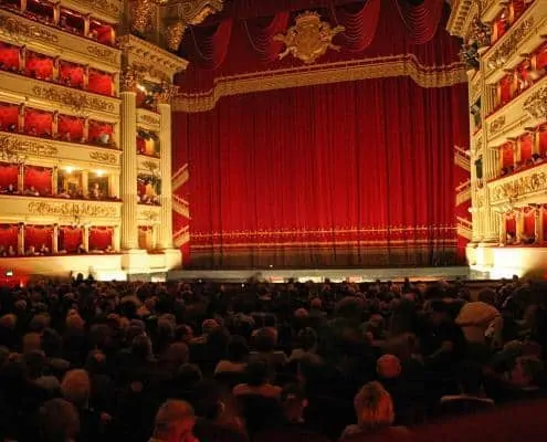 Im besetzten Auditorium der Scala erwarten die Besucher die Opernaufführung