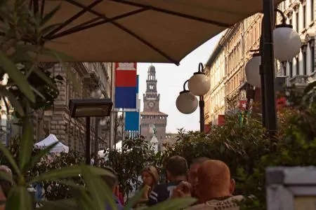 Bar in der Via Dante mit Blick auf das Castello Sforzesco in Mailand