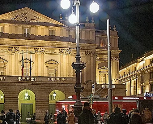 The Teatro alla Scala awaits the audience in the evening