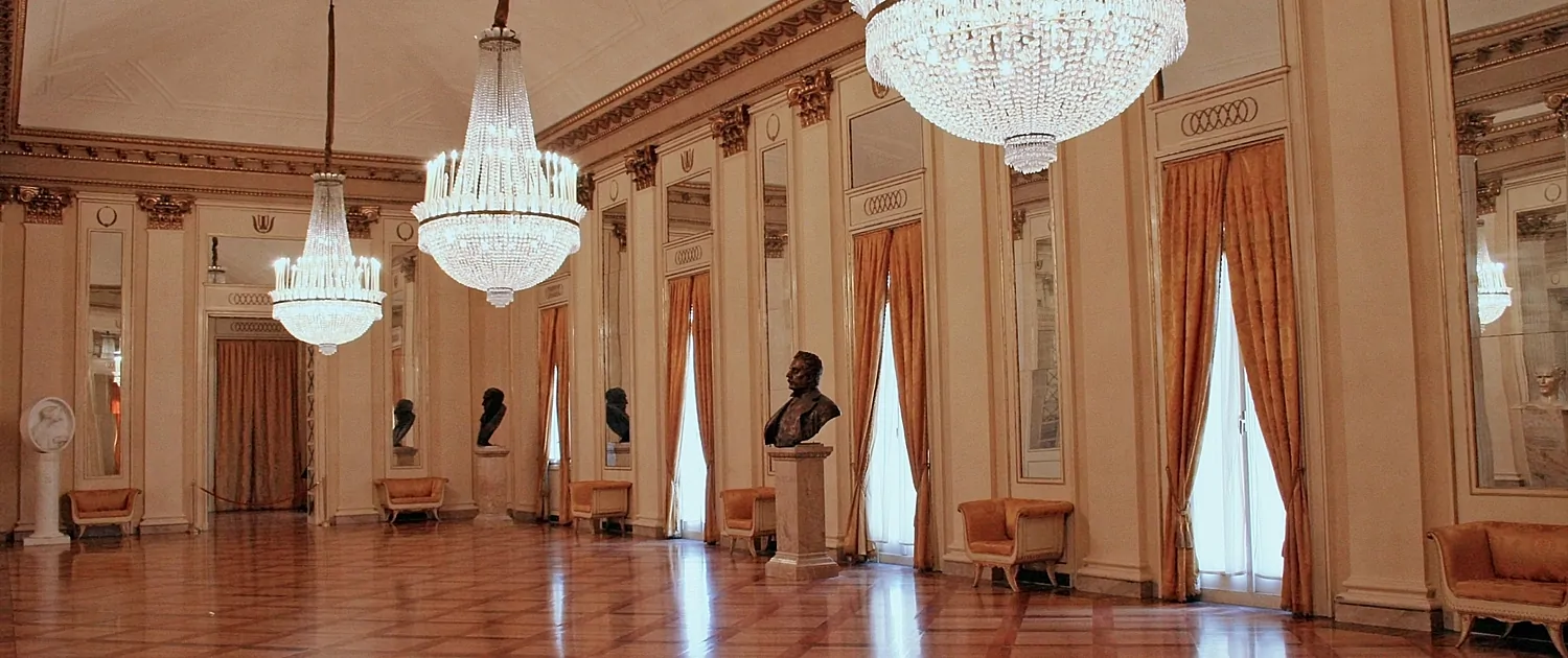 Im Toscanini Foyer der Scala sprudelt der Prosecco in der Pause