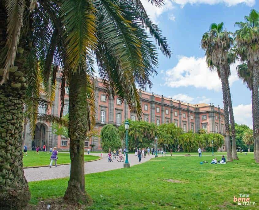 Der Königspalast von Capodimonte • m24o Der Königspalast von Capodimonte war die historische Residenz der Bourbonen von Neapel, aber auch der Bonapartes, Murats und Savoyer. Heute beherbergt er das Nationalmuseum von Capodimonte und präsentiert unter anderem Porzellan, Alltagsgegenstände sowie Skulpturen und Gemälde italienischer und europäischer Künstler des 18. und 19. Jahrhunderts.