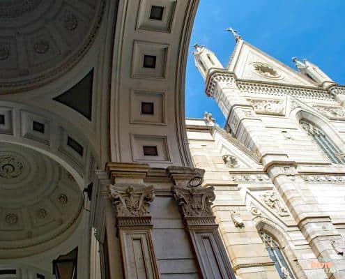 In the right part of the cathedral is the Royal Chapel of San Gennaro (Saint Januarius), where relics of saints are kept. Every year people await with great attention the liquefaction of the blood of the patron saint.