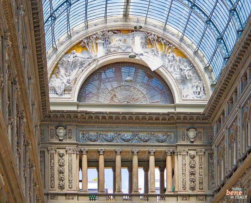 Galleria Umberto I: Jugendstil in Neapel • m24o Wunderschön sind die Lünetten über den Eingangsbögen der Galerie (auf der Innenseite) mit Stuckarbeiten zu verschiedenen Themen.