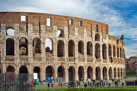 Vespa Gruppentour durch Rom Das Kolosseum, eine der größten Touristenattraktionen Roms