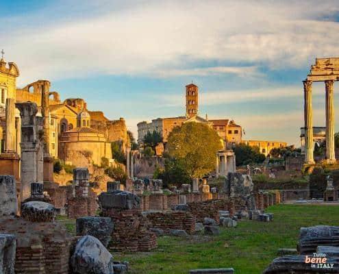Forum Romanum in Rom • m24o Das Forum Romanum in Rom ist das älteste römische Forum und war das Zentrum des politischen, wirtschaftlichen, kulturellen und religiösen Lebens.