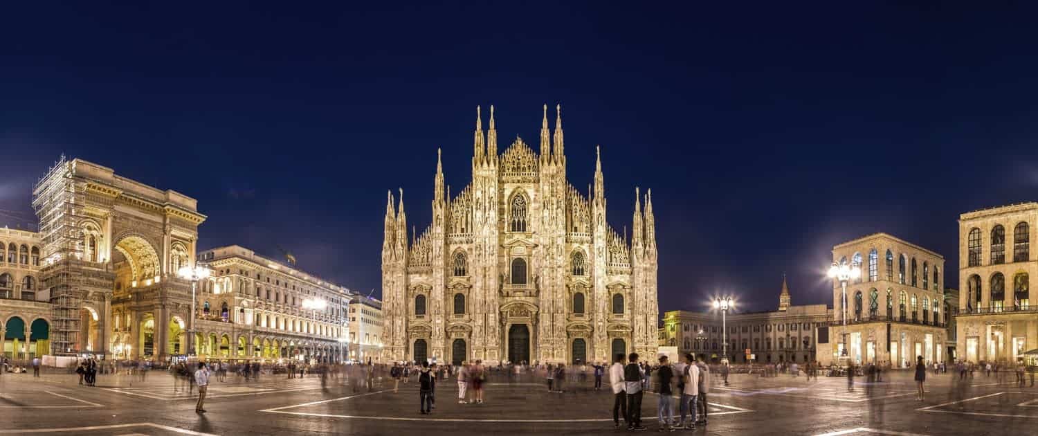Entdecken Sie den Domplatz mit dem Mailänder Dom bei Nacht. Wir zeigen Ihnen, was man in Mailand Italien ansehen kann.