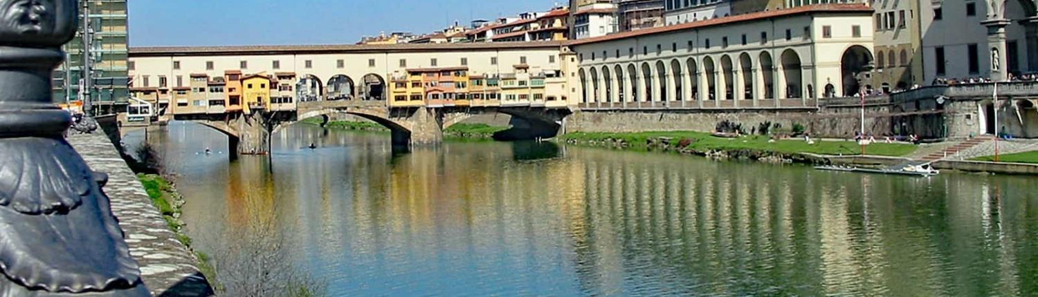 Die berühmte Brücke Ponte Vecchio über den Arno