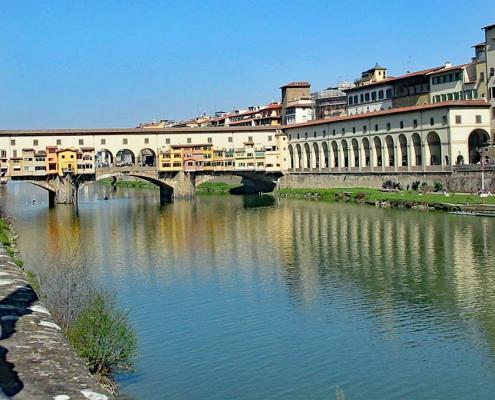 Die berühmte Brücke Ponte Vecchio über den Arno