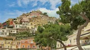 Die Häuser von Positano schmiegen sich eng an die steile Küste