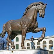 Das Pferd des Leonardo da Vinci – Ippodromo San Siro • m24o Die monumentale Bronzestatue „Cavallo di Leonardo“ vor dem Ippodromo San Siro in Mailand.