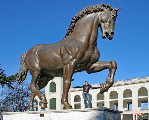 Das Pferd des Leonardo da Vinci – Ippodromo San Siro • m24o Die monumentale Bronzestatue „Cavallo di Leonardo“ vor dem Ippodromo San Siro in Mailand.