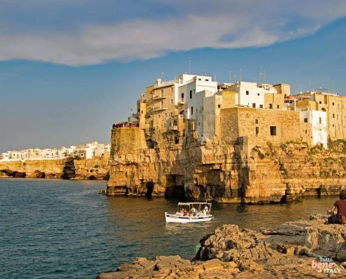 Polignano a Mare, with its green-blue, clear waters and high cliffs, is a fascinating town in the southern Italian region of Apulia.