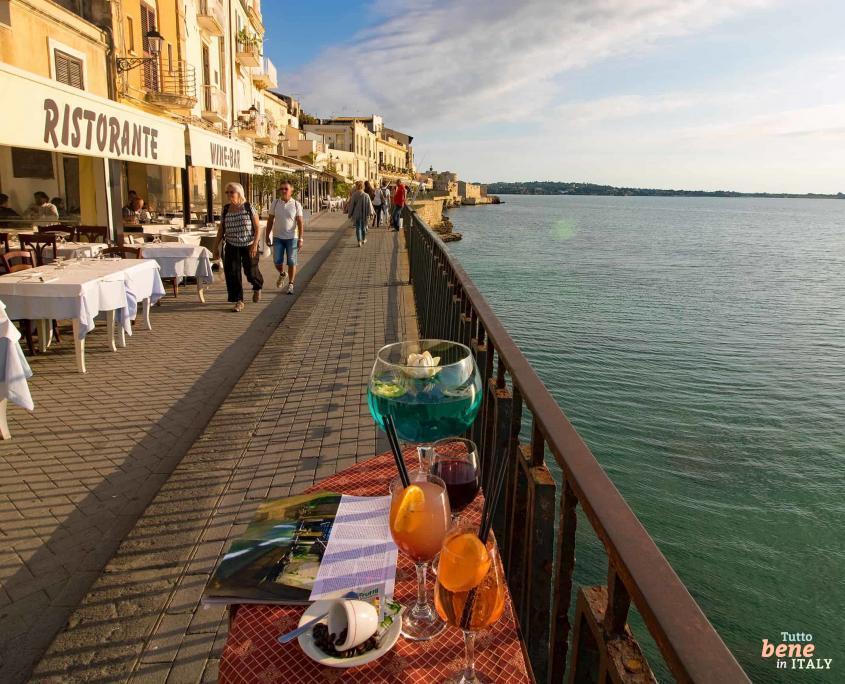 Syrakus Halbinsel Ortygia • m24o Alfeo Promenade auf der Insel Ortygia, historischer Teil der Stadt Syrakus, Sizilien, Italien
