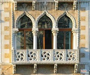Venezianische Gotik: Der prachtvolle Balkon des Palazzo Contarini Fasan Filigraner gotischer Balkon und Rundbogenfenster des Palazzo Contarini Fasan in Venedig mit kunstvollen Steinmetzarbeiten.