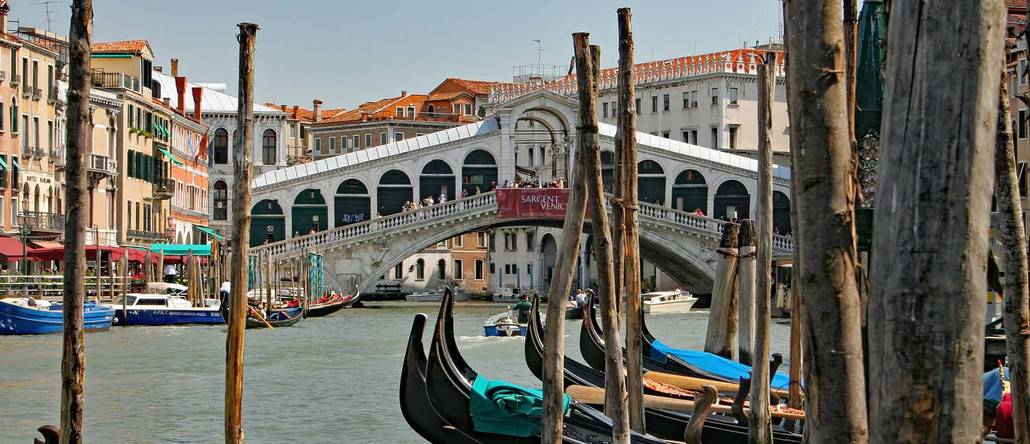 Die Rialto Brücke in Venedig