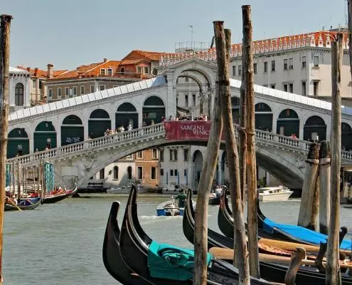 Die Rialto Brücke in Venedig