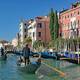 Eine Gondelfahrt durch die Kanäle in Venedig ist etwas, was jeder einmal erleben muss.