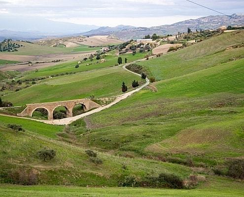 Typische Landschaft einer Sizilien Traumreise, bei Caltagirone