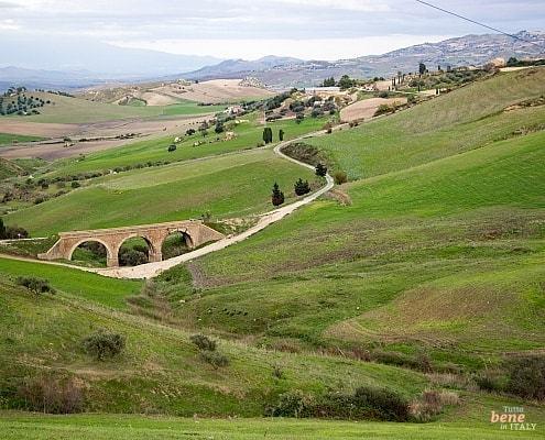 Sizilien Hügellandschaft im Landesinneren • m24o Typische Landschaft einer Sizilien Traumreise, bei Caltagirone