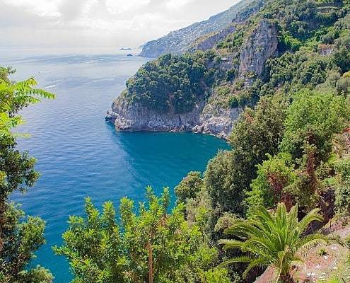 Die Amalfiküste mit üppiger Vegetation