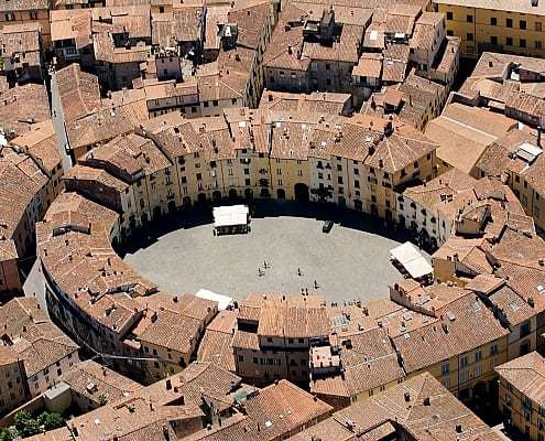 Die runde Piazza Anfiteatro in Lucca